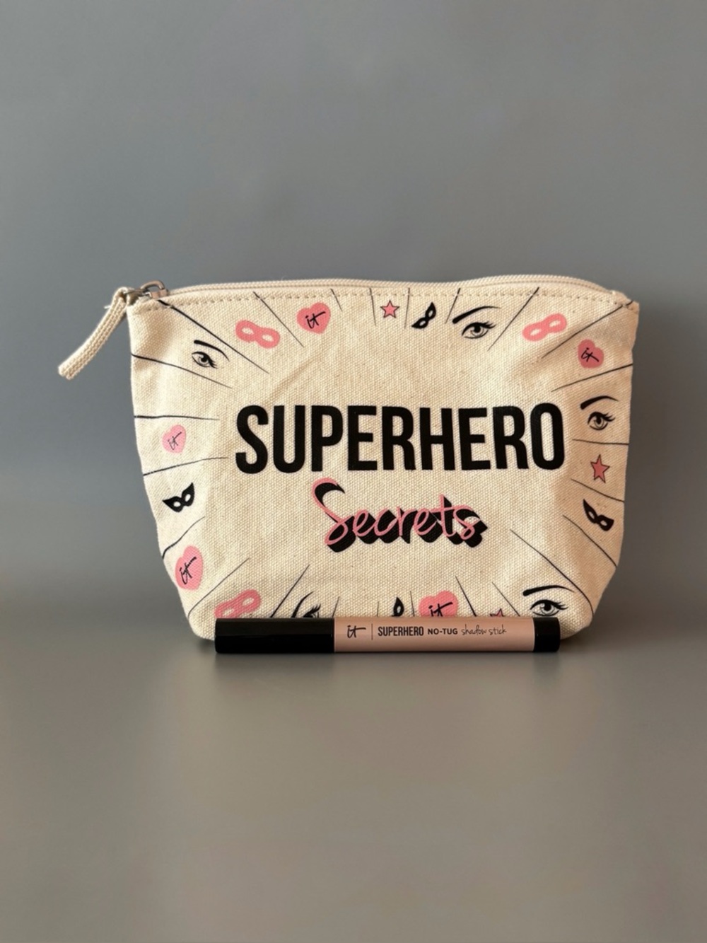 IT Cosmetics Superhero No-Tug Shadow Stick Silk Armor & Makeup Bag Beige Set